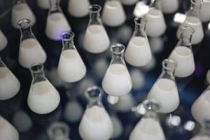 botellas con liquido semen