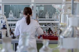 Más de 60 trámites eliminados para laboratorios