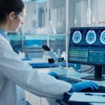 Esclerosis múltiple: demoras en acceder al diagnóstico, estudios y tratamiento El escenario de la esclerosis múltiple (EM) cambió radicalmente en los últimos 15 años. La disponibilidad de nuevas terapias, el enfoque interdisciplinario en rehabilitación y la especialización creciente de los equipos de salud transformaron las perspectivas para los pacientes. Hoy, una persona con EM puede aspirar a una buena calidad de vida. Siempre y cuando el diagnóstico y el tratamiento se den de forma oportuna y continua. La esclerosis múltiple es una enfermedad neurológica, crónica, que afecta al sistema nervioso central. Se produce por un daño a la mielina, la capa protectora que protege las fibras nerviosas del sistema nervioso central. Incluye al cerebro, la médula espinal y los nervios ópticos. Hasta hoy se desconocen sus causas, no obstante, se reconoce la existencia de factores genéticos, que generan una predisposición a padecer la enfermedad. Parece claro que sobre esta predisposición genética uno o más factores ambientales podrían influir en el desarrollo de la EM. Aunque no modifica esencialmente la expectativa de vida de las personas que la padecen, constituye una de las afecciones neurológicas más discapacitantes en el adulto joven. Los síntomas que pueden incluir son fatiga, alteraciones visuales, problemas motores, sensitivos y cognitivos, entre otros. Síntomas que pueden afectar significativamente la calidad de vida del paciente, interfiriendo con un serio impacto en el ámbito familiar, social y económico-laboral. Se manifiesta mayormente entre los 18 y 35 años y con una prevalencia de 3 a 1 en las mujeres. Afortunadamente, la enfermedad cuenta con opciones de tratamiento, en su mayoría farmacológicas. Estas terapias, aunque muy eficaces en muchos casos, suelen ser costosas y requieren una administración continua en el tiempo. La Asociación EMA (Esclerosis Múltiple Argentina) realizó recientemente una encuesta a profesionales de 12 centros de salud de distintas zonas de Argentina. Para conocer el acceso efectivo al diagnóstico, tratamiento y rehabilitación de personas con EM. Dicho relevamiento incluyó cinco centros de la ciudad Buenos Aires, cuatro de la provincia de Buenos Aires, dos de Rosario y uno de Resistencia. Los resultados reflejan los contrastes entre los avances científicos y los obstáculos estructurales del sistema de salud. Uno de los hallazgos más relevantes es la demora en la obtención de turnos con neurología y en la realización de estudios diagnósticos como resonancias magnéticas. La mayoría de los centros reportó esperas de hasta un mes, pero en varios casos estas demoras se extienden a tres meses o más. "Sabemos que el diagnóstico temprano y el acceso precoz al tratamiento son claves para mejorar el pronóstico. Cada mes que se pierde puede significar una oportunidad menos de evitar el avance de la enfermedad". Así lo afirmó Adriana Carrá, directora médica de EMA. El sistema de salud argentino, con su compleja estructura y procesos administrativos, puede presentar barreras adicionales para el acceso oportuno a la atención que requieren las personas con EM. Profesionales encuestados señalan que muchas veces los médicos de guardia no están capacitados para identificar cuadros de esclerosis múltiple. Y que las obras sociales y prestadores tienden a fijarse en el costo de los medicamentos sin comprender la verdadera dimensión de la enfermedad. “Los profesionales de la salud y especialmente muchos de los neurólogos que trabajan específicamente con enfermedades desmielinizantes, hacen un gran esfuerzo para poder brindar turnos de manera más ágil. Y conseguir turnos para estudios y otras especialidades. También, muchas veces, son los neurólogos junto con la asociación de pacientes los que pelean por el acceso a los tratamientos farmacológicos”. Esto afirmó por su parte, Susana Liwacki, a cargo del Área y Consultorio Desmielinizantes del Hospital Córdoba. En la misma línea se pronunció Ricardo Alonso, responsable del grupo de trabajo de enfermedades desmielinizantes del Hospital Ramos Mejía. “La EM es una enfermedad poco frecuente. Y esto hace que muchas veces sea malinterpretada o subestimada en los distintos niveles de atención, lo que hace que necesitemos más capacitación". "Estamos hablando de personas jóvenes, en edad laboral activa, muchas veces con hijos, que terminan atrapadas en la burocracia del sistema. Cada demora no solo pone en riesgo su salud, también les roba tiempo, energía y bienestar emocional a ellas y sus familias". Así lo señaló Alejandra Martínez, jefa del servicio de Esclerosis Múltiple del Hospital Posadas.