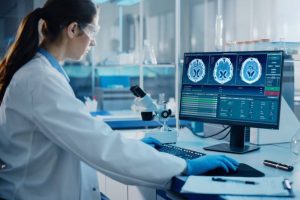 Esclerosis múltiple: demoras en acceder al diagnóstico, estudios y tratamiento El escenario de la esclerosis múltiple (EM) cambió radicalmente en los últimos 15 años. La disponibilidad de nuevas terapias, el enfoque interdisciplinario en rehabilitación y la especialización creciente de los equipos de salud transformaron las perspectivas para los pacientes. Hoy, una persona con EM puede aspirar a una buena calidad de vida. Siempre y cuando el diagnóstico y el tratamiento se den de forma oportuna y continua. La esclerosis múltiple es una enfermedad neurológica, crónica, que afecta al sistema nervioso central. Se produce por un daño a la mielina, la capa protectora que protege las fibras nerviosas del sistema nervioso central. Incluye al cerebro, la médula espinal y los nervios ópticos. Hasta hoy se desconocen sus causas, no obstante, se reconoce la existencia de factores genéticos, que generan una predisposición a padecer la enfermedad. Parece claro que sobre esta predisposición genética uno o más factores ambientales podrían influir en el desarrollo de la EM. Aunque no modifica esencialmente la expectativa de vida de las personas que la padecen, constituye una de las afecciones neurológicas más discapacitantes en el adulto joven. Los síntomas que pueden incluir son fatiga, alteraciones visuales, problemas motores, sensitivos y cognitivos, entre otros. Síntomas que pueden afectar significativamente la calidad de vida del paciente, interfiriendo con un serio impacto en el ámbito familiar, social y económico-laboral. Se manifiesta mayormente entre los 18 y 35 años y con una prevalencia de 3 a 1 en las mujeres. Afortunadamente, la enfermedad cuenta con opciones de tratamiento, en su mayoría farmacológicas. Estas terapias, aunque muy eficaces en muchos casos, suelen ser costosas y requieren una administración continua en el tiempo. La Asociación EMA (Esclerosis Múltiple Argentina) realizó recientemente una encuesta a profesionales de 12 centros de salud de distintas zonas de Argentina. Para conocer el acceso efectivo al diagnóstico, tratamiento y rehabilitación de personas con EM. Dicho relevamiento incluyó cinco centros de la ciudad Buenos Aires, cuatro de la provincia de Buenos Aires, dos de Rosario y uno de Resistencia. Los resultados reflejan los contrastes entre los avances científicos y los obstáculos estructurales del sistema de salud. Uno de los hallazgos más relevantes es la demora en la obtención de turnos con neurología y en la realización de estudios diagnósticos como resonancias magnéticas. La mayoría de los centros reportó esperas de hasta un mes, pero en varios casos estas demoras se extienden a tres meses o más. "Sabemos que el diagnóstico temprano y el acceso precoz al tratamiento son claves para mejorar el pronóstico. Cada mes que se pierde puede significar una oportunidad menos de evitar el avance de la enfermedad". Así lo afirmó Adriana Carrá, directora médica de EMA. El sistema de salud argentino, con su compleja estructura y procesos administrativos, puede presentar barreras adicionales para el acceso oportuno a la atención que requieren las personas con EM. Profesionales encuestados señalan que muchas veces los médicos de guardia no están capacitados para identificar cuadros de esclerosis múltiple. Y que las obras sociales y prestadores tienden a fijarse en el costo de los medicamentos sin comprender la verdadera dimensión de la enfermedad. “Los profesionales de la salud y especialmente muchos de los neurólogos que trabajan específicamente con enfermedades desmielinizantes, hacen un gran esfuerzo para poder brindar turnos de manera más ágil. Y conseguir turnos para estudios y otras especialidades. También, muchas veces, son los neurólogos junto con la asociación de pacientes los que pelean por el acceso a los tratamientos farmacológicos”. Esto afirmó por su parte, Susana Liwacki, a cargo del Área y Consultorio Desmielinizantes del Hospital Córdoba. En la misma línea se pronunció Ricardo Alonso, responsable del grupo de trabajo de enfermedades desmielinizantes del Hospital Ramos Mejía. “La EM es una enfermedad poco frecuente. Y esto hace que muchas veces sea malinterpretada o subestimada en los distintos niveles de atención, lo que hace que necesitemos más capacitación". "Estamos hablando de personas jóvenes, en edad laboral activa, muchas veces con hijos, que terminan atrapadas en la burocracia del sistema. Cada demora no solo pone en riesgo su salud, también les roba tiempo, energía y bienestar emocional a ellas y sus familias". Así lo señaló Alejandra Martínez, jefa del servicio de Esclerosis Múltiple del Hospital Posadas.