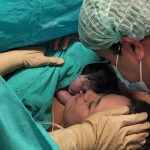 primera bebé operada dentro del útero