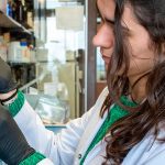 A través de la saliva