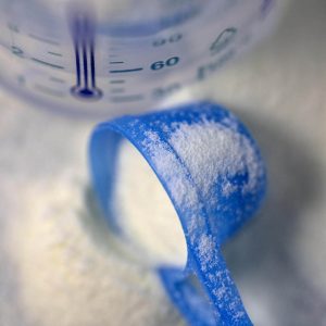 leche de formula cuchara