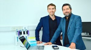 Esteban Piccinini y Omar Azzaroni (der.) son referentes de la Red ViroSensar en el INIFTA