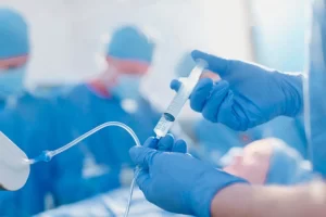 Medico-anestesiologo-suministrando