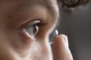 Prueban con éxito en ratones unas lentes de contacto que tratan la depresión con la misma eficacia que los medicamentos