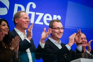 Dave Denton, a la izquierda, deja Pfizer.