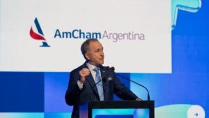 Peter-Lamelas-en-el-Amcham-Health-Forum